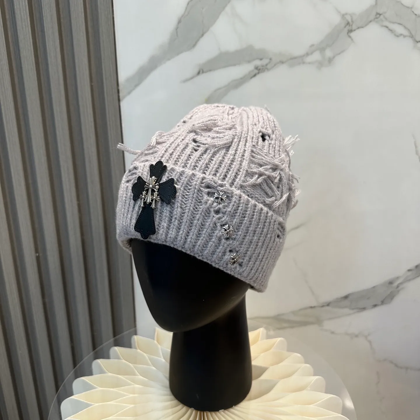 P70 🤍Chrome hearts new autumn and winter cross knitted hat🧶 One of the must-have hats in autumn and winter~ It really looks good on whoever wears it~, it is also a perfect match in black and white and gray in autumn~
